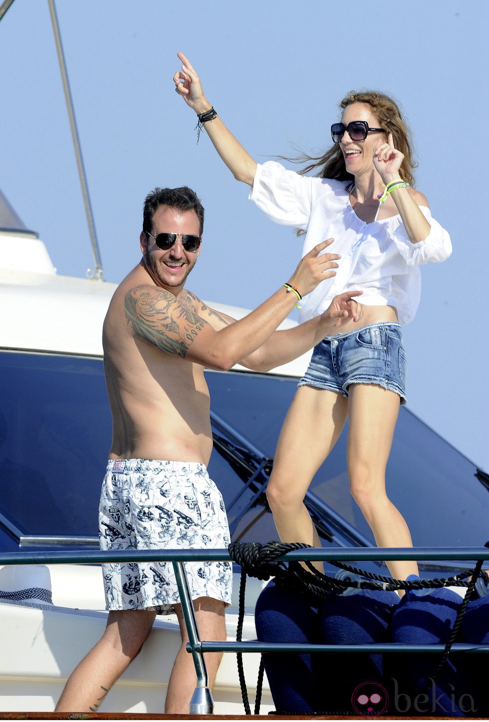 Borja Thyssen y Blanca Cuestan bailan a bordo de un barco en Ibiza