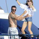 Borja Thyssen y Blanca Cuestan bailan a bordo de un barco en Ibiza