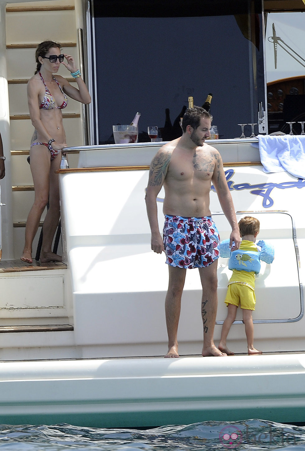 Blanca Cuesta, Borja Thyssen y su hijo a bordo de un barco en Ibiza