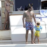 Blanca Cuesta, Borja Thyssen y su hijo a bordo de un barco en Ibiza