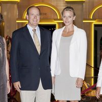 Los Príncipes de Mónaco visitan una exposición sobre Casas Reales