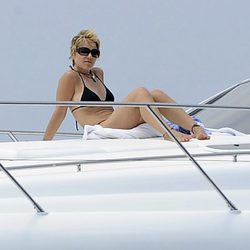 Eugenia Martínez de Irujo toma el sol en un barco en Ibiza