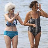 La Duquesa de Alba en bikini y su amiga se refrescan en aguas de Ibiza