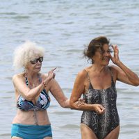 La Duquesa de Alba en bikini y su amiga se refrescan en aguas de Ibiza