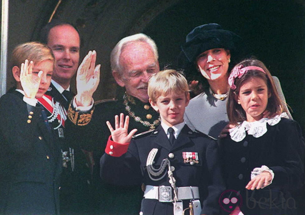 Carlota Casiraghi saluda con la Familia Real de Mónaco en 1995