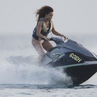 Rihanna surca los mares en una moto acuática durante sus vacaciones en Barbados
