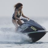 Rihanna surca los mares en una moto acuática durante sus vacaciones en Barbados