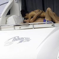 Sete Gibernau y Laura Barriales besándose apasionadamente en Ibiza