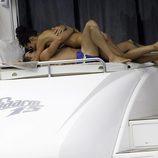 Sete Gibernau y Laura Barriales besándose apasionadamente en Ibiza