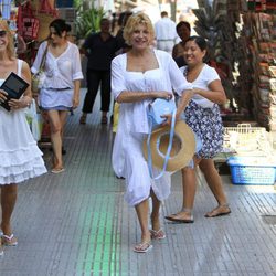 Carmen Thyssen pasea con una amiga por Ibiza