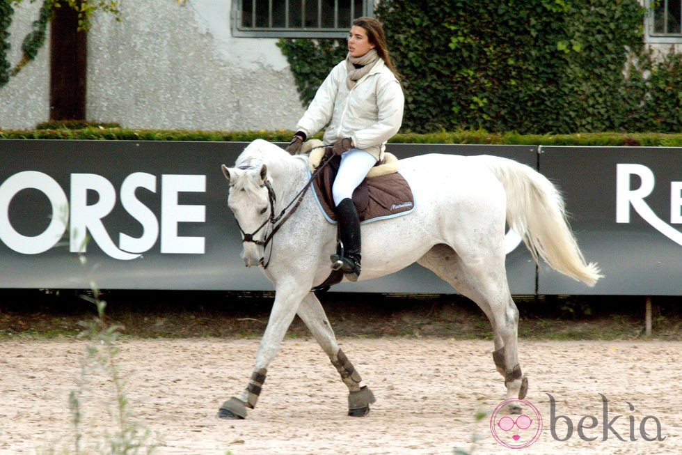 Carlota Casiraghi montando a caballo a los 18 años