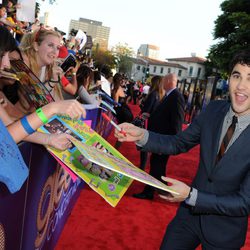 Darren Criss, muy atento con sus fans en el estreno de 'Glee'