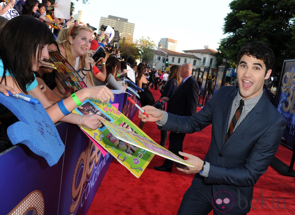 Darren Criss, muy atento con sus fans en el estreno de 'Glee'