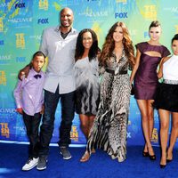 Lamar Jr., Lamar Odom, Destiny, Khloe Kardashian, Kendall Jenner, Kim Kardashian, Kylie Jenner y Kourtney Kardashian en los Teen Choice Awards 2011