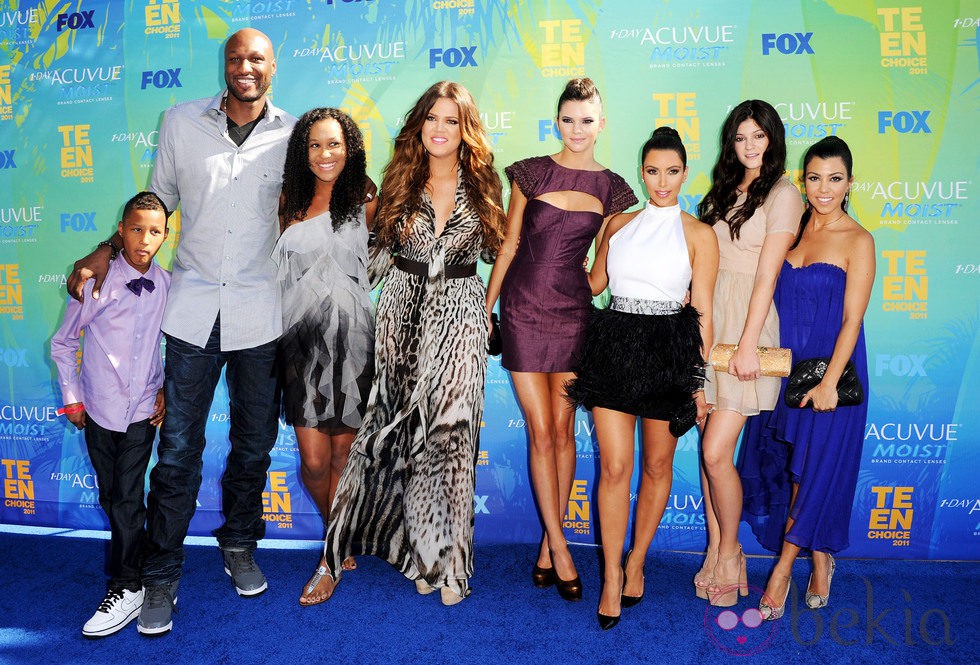Lamar Jr., Lamar Odom, Destiny, Khloe Kardashian, Kendall Jenner, Kim Kardashian, Kylie Jenner y Kourtney Kardashian en los Teen Choice Awards 2011