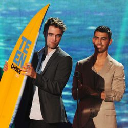 Robert Pattinson y Joe Jonas en la gala de entrega de los Teen Choice Awards 2011