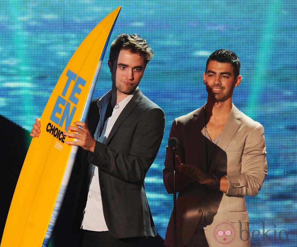 Robert Pattinson y Joe Jonas en la gala de entrega de los Teen Choice Awards 2011