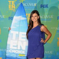 Rebecca Black posa feliz con su premio en los Teen Choice Awards 2011