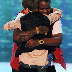 Justin BIeber y Sean Kingston abrazados en los Teen Choice Awards 2011