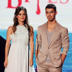 Rachel Bilson y Joe Jonas en los Teen Choice Awards 2011