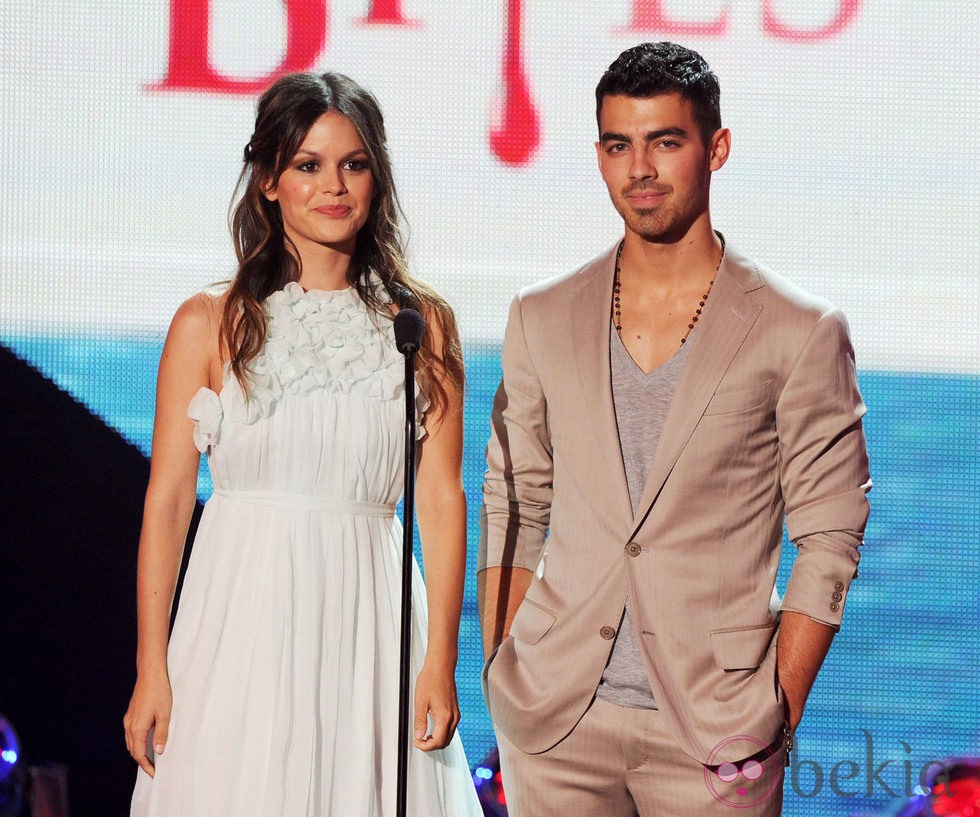 Rachel Bilson y Joe Jonas en los Teen Choice Awards 2011