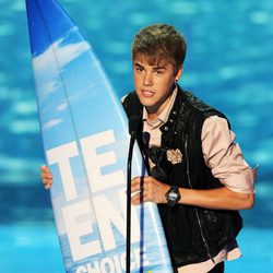 Justin Bieber recoge su premio en los Teen Choice Awards 2011