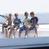 Los cuatro nietos de los Reyes observan el último día de regatas 2011