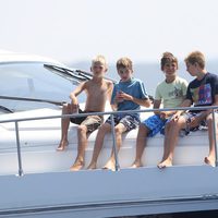 Los cuatro nietos de los Reyes observan el último día de regatas 2011