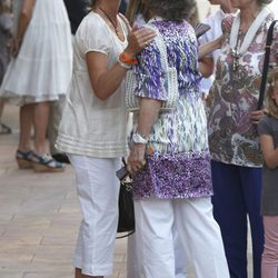 La Infanta Elena besa a la Reina Sofía junto a Irene de Grecia en Mallorca