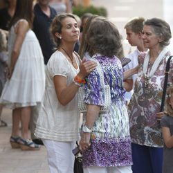 La Infanta Elena besa a la Reina Sofía junto a Irene de Grecia en Mallorca