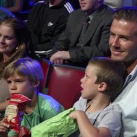 David Beckham y sus tres hijos en los Teen Choice Awards 2011