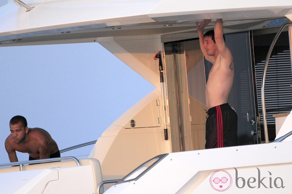 Leo Messi y Dani Alves lucen su cuerpo en Ibiza