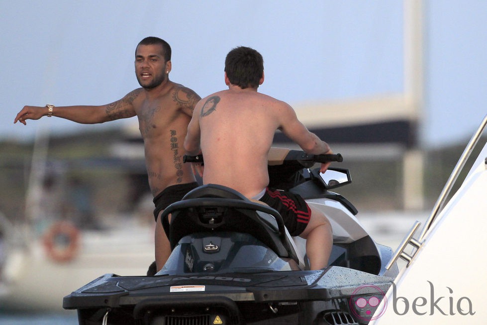 Messi y Alves presumen de tatuajes en Ibiza