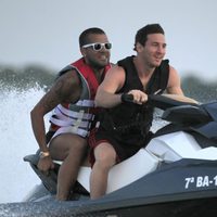 Leo Messi y Dani Alves surcan los mares a bordo de una moto acuática