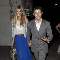 Delta Goodrem y Nick Jonas felices y sonrientes en Los Angeles