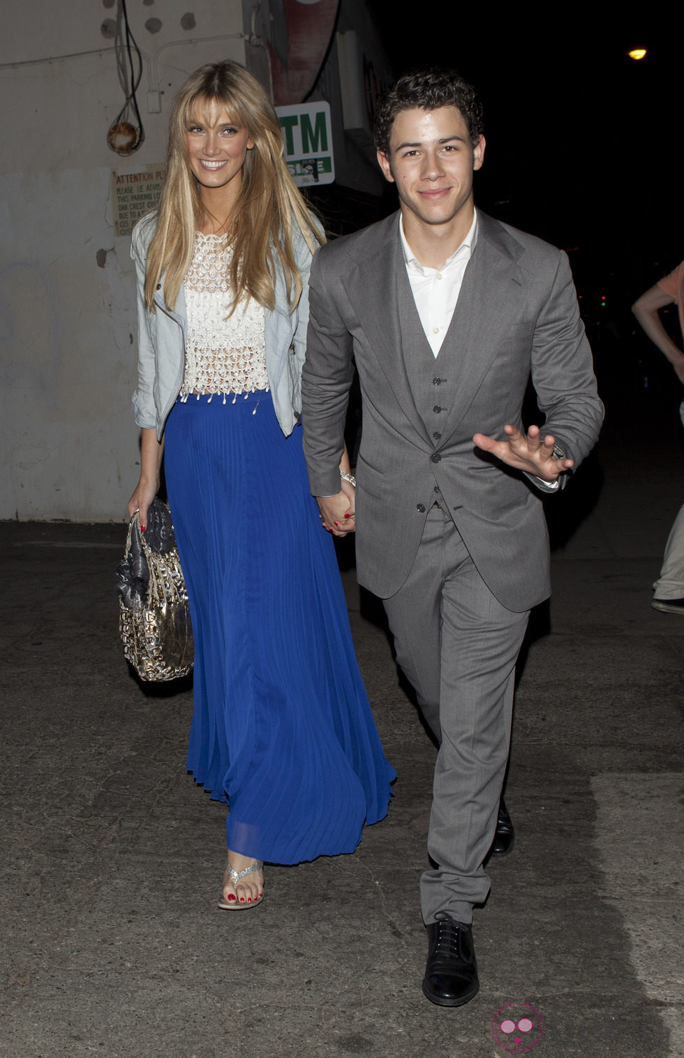 Delta Goodrem y Nick Jonas felices y sonrientes en Los Angeles