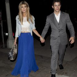 Nick Jonas y Delta Goodrem cogidos de la mano en Los Angeles