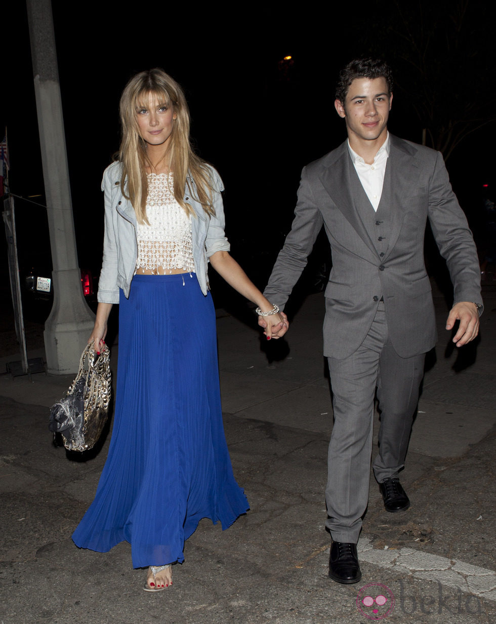Nick Jonas y Delta Goodrem cogidos de la mano en Los Angeles
