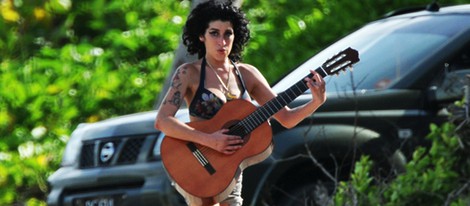 Amy Winehouse pasea con una guitarra en Santa Lucía en 2009