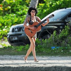 Amy Winehouse pasea con una guitarra en Santa Lucía en 2009