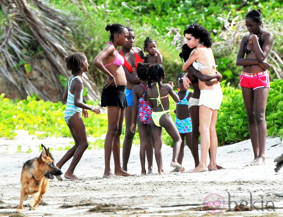 Amy Winehouse con unas niñas en Santa Lucía en 2009