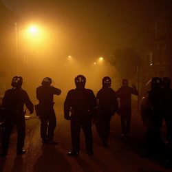 La polícia lucha por contener los disturbios de Londres