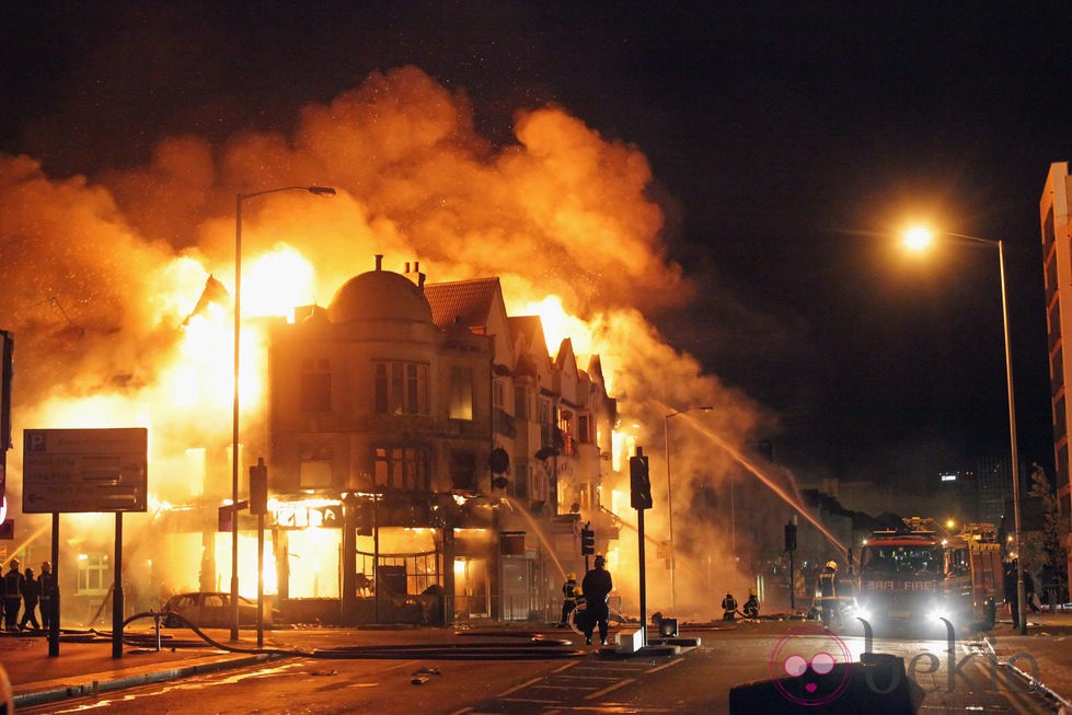 Los bomberos tratan de extinguir un fuego producido por los disturbios de Londres