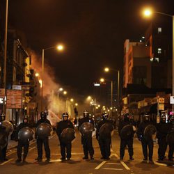 La policía se planta para aplacar los disturbios de Londres
