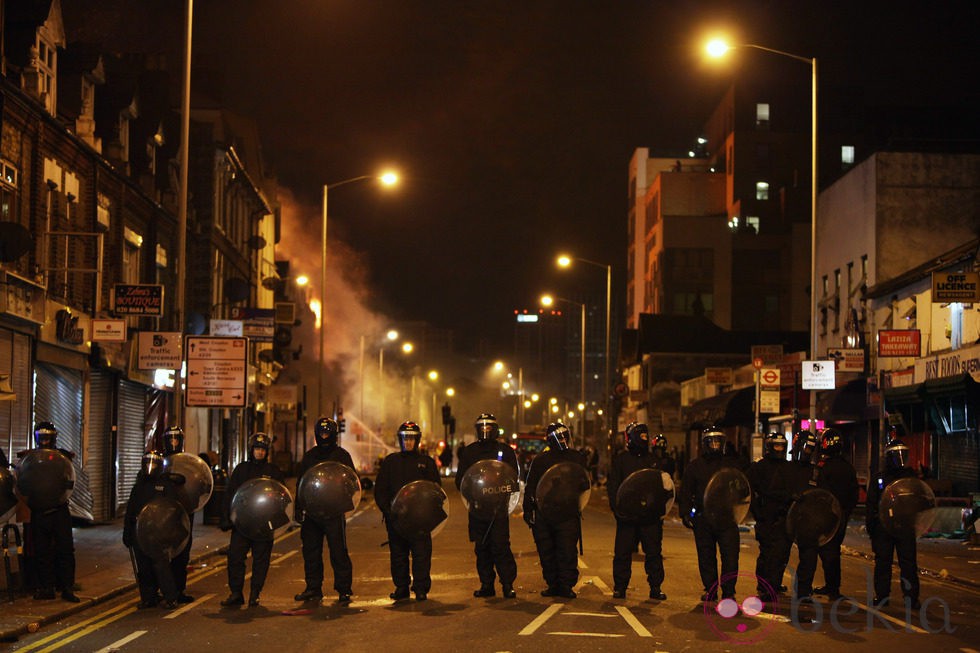 La policía se planta para aplacar los disturbios de Londres