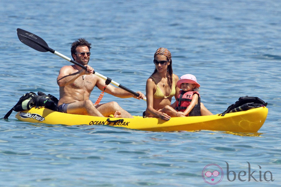 Alessandra Ambrosio con su marido y su hija en Hawai