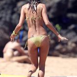 Alessandra Ambrosio luce su cuerpo en Hawai