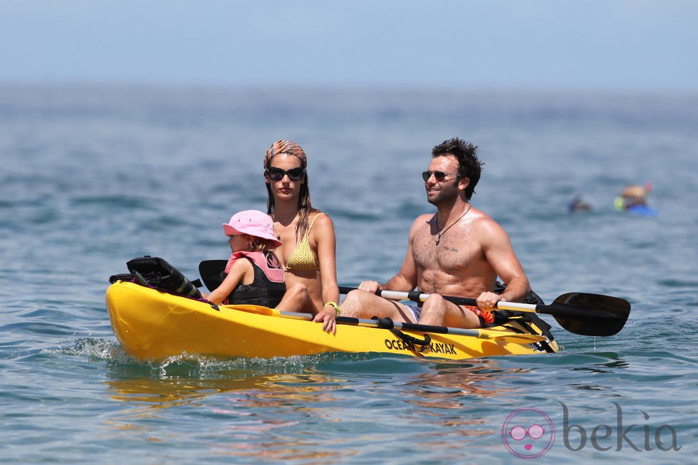 Alessandra Ambrosio disfruta de Hawai con su marido y su hija