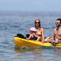 Alessandra Ambrosio disfruta de Hawai con su marido y su hija