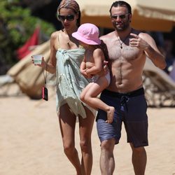 Alessandra Ambrosio presume de marido e hija en Hawai